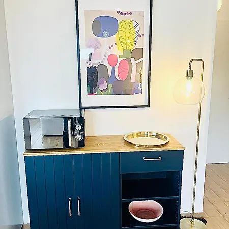 Beautiful 2 Bedrooms Flat In Apartment *