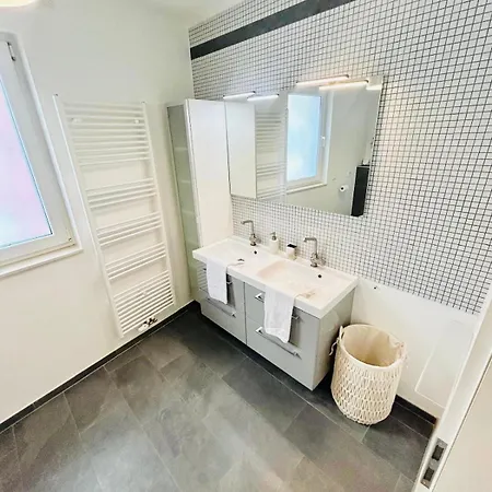 Beautiful 2 Bedrooms Flat In *